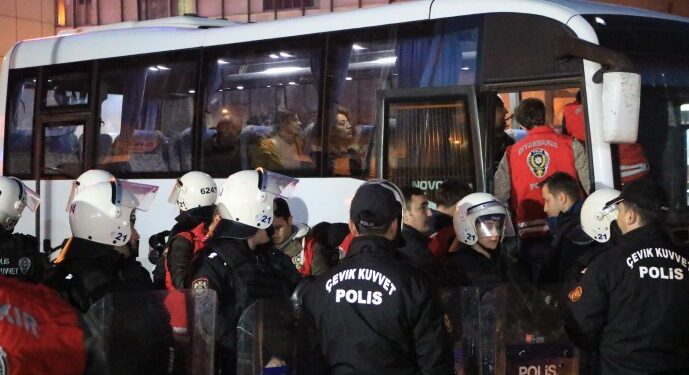 Savaş karşıtı eyleme katılan 5 öğretmen açığa alındı