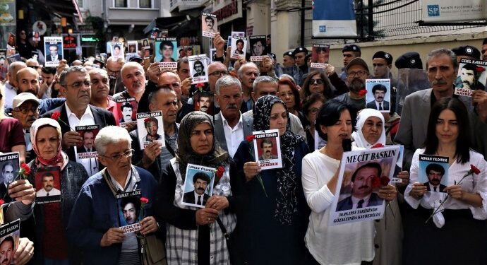 Cumartesi Anneleri kurşuna dizilip, yakılan köylüler için adalet istedi