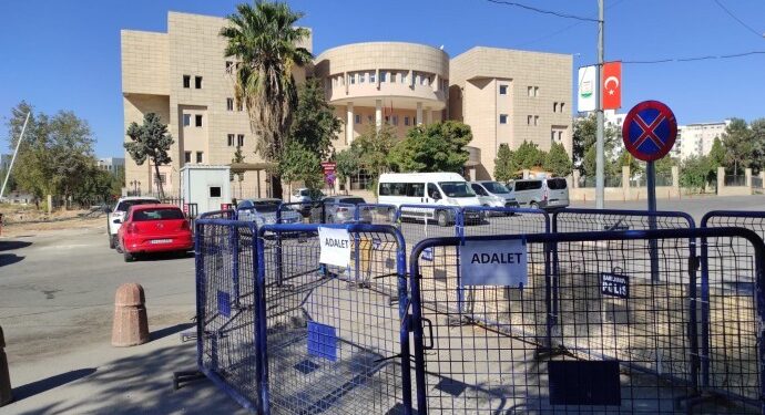 ‘Sadece at gözlüğü takan kitleyi kandırabilirsiniz’