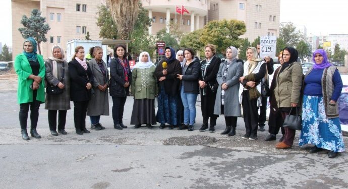 Adalet Nöbeti’ne Barış Anneleri’nden ziyaret