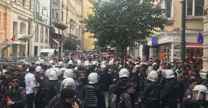 Ablukaya rağmen Taksim’de birçok sokakta ‘kimyasal suçtur’ sloganları