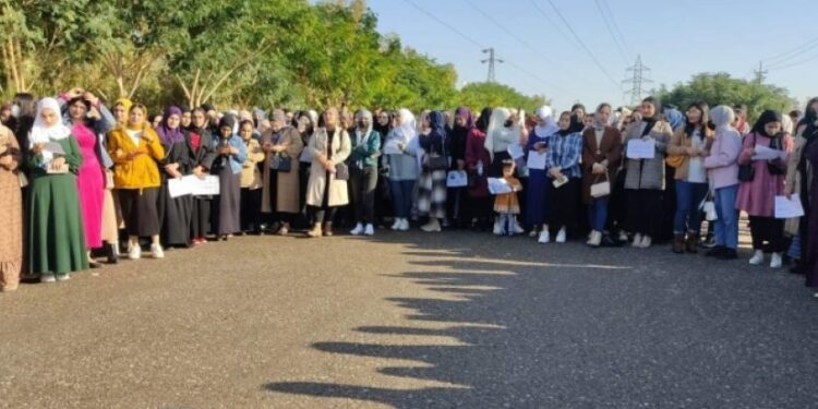 Öğrenciler aylık bursları için eylemde