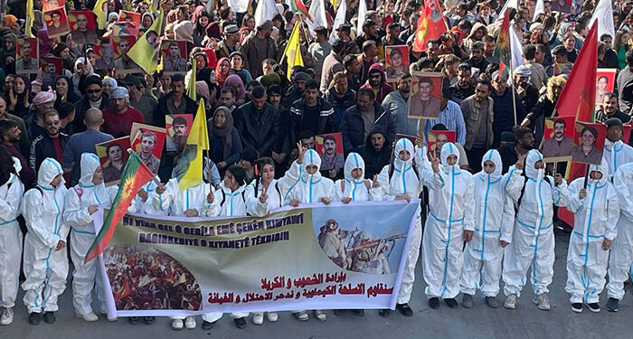 Qamişlo’da binler kimyasal silah kullanımı protesto etti