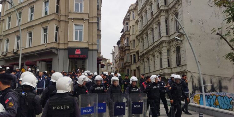 Ablukaya rağmen Taksim’de birçok sokakta ‘kimyasal suçtur’ sloganları