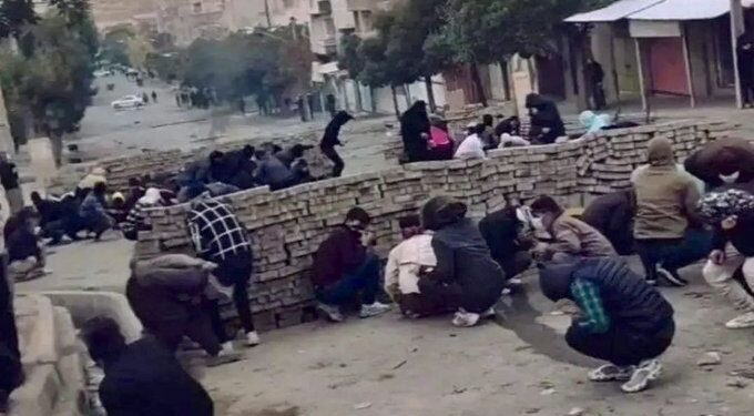 İran rejimi Mahabad’ı kuşatmaya aldı: Evler taranıyor