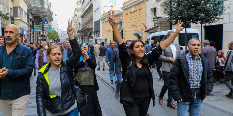 Ablukaya rağmen Taksim’de birçok sokakta ‘kimyasal suçtur’ sloganları