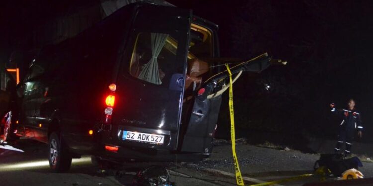 Turneden dönen 3 tiyatrocu kazada hayatını kaybetti