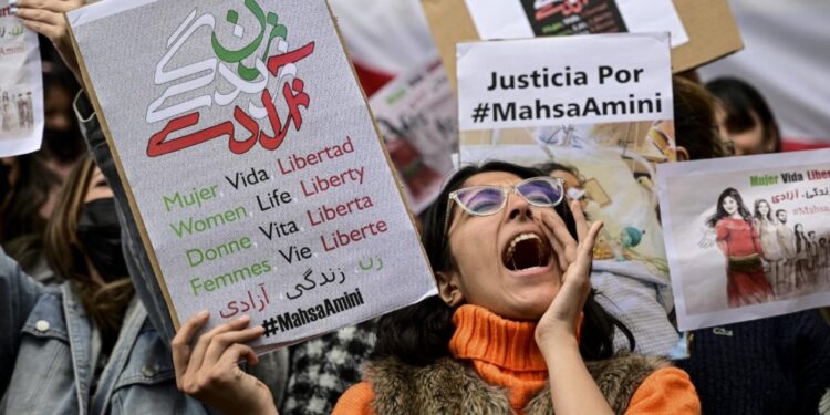 İran’da sanatçılar bir bir tutuklanıyor