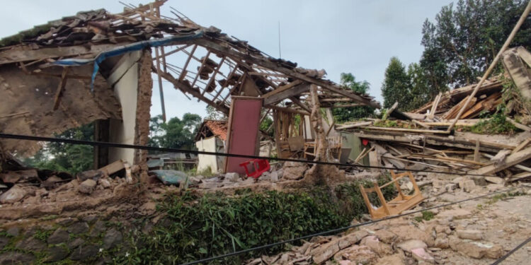 Endonezya’da deprem: Ölü sayısı 310’a çıktı