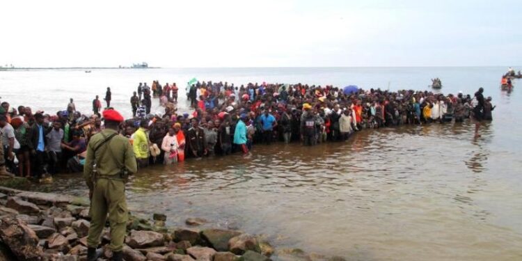 Yolcu uçağı göle düştü: 19 ölü