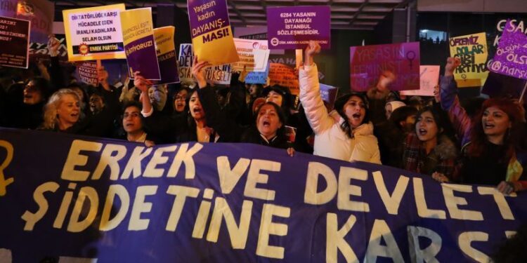 25 Kasım’da Kürtçe pankart açan kadınlar adliyeye sevk edilecek