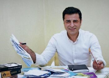 Demirtaş’tan anket: Gece salondan tıkırtılar duydunuz…