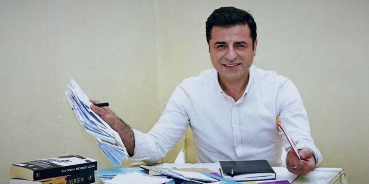 Demirtaş’tan anket: Gece salondan tıkırtılar duydunuz…