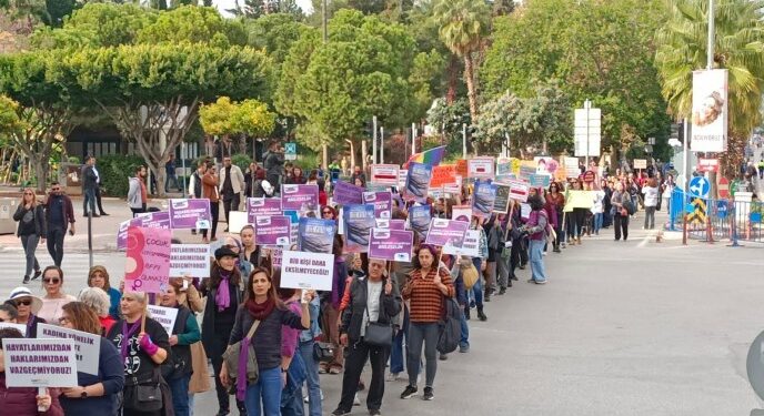 Kadınlar, Antalya’da erkek-devlet şiddetine karşı yürüdü