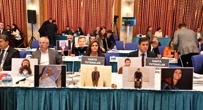 HDP’li vekiller bütçe görüşmelerinde hasta tutukluların fotoğraflarını taşıdı