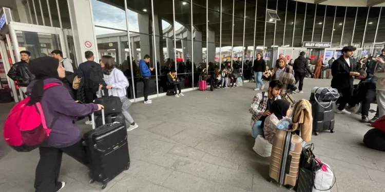 Düzce Üniversitesi eğitime ara verdi, öğrenciler otogara akın etti