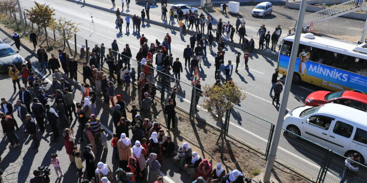 Amed’de halk yolu trafiğe kapattı