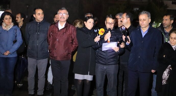 Amed’de öğretmenlerin açığa alınması protesto edildi