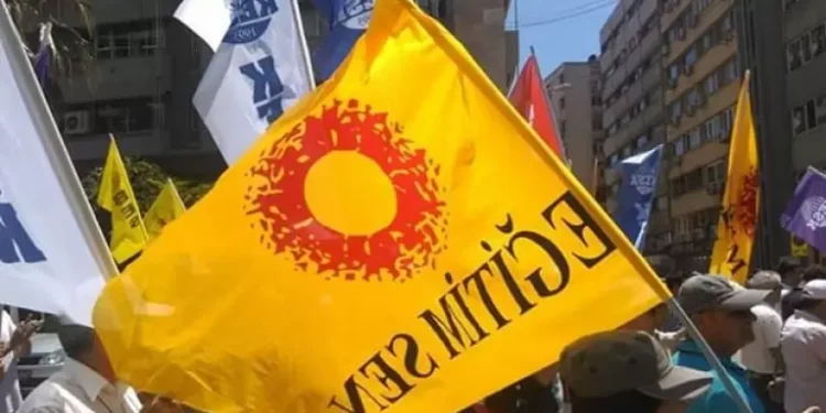 Hava saldırılarını protesto eden 4 öğretmen açığa alındı