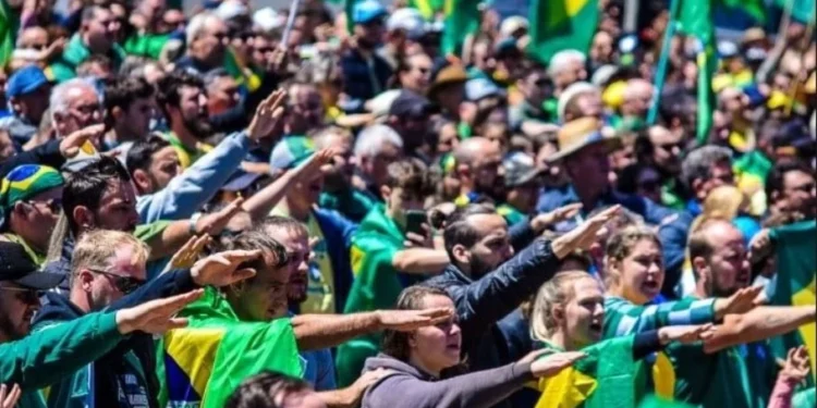 Bolsonaro destekçileri Nazi selamı ile orduyu darbeye çağırdı