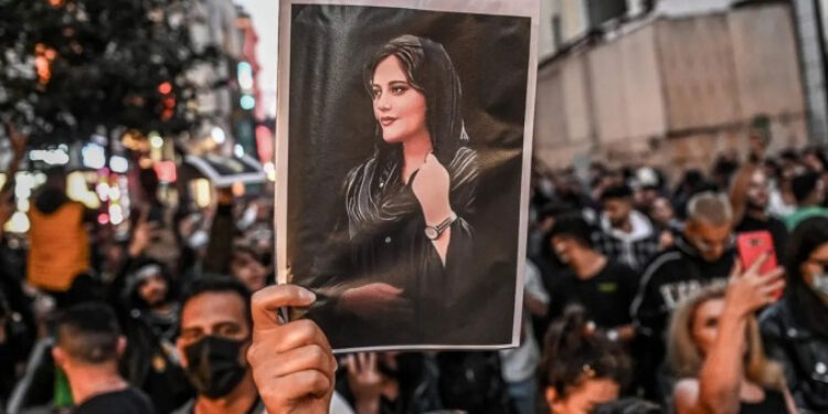 İran’da en az 342 kişi katledildi