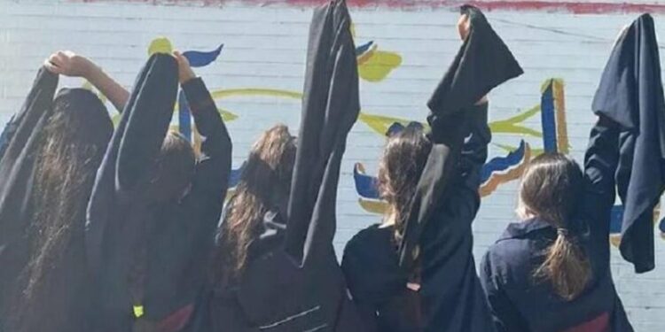 İran’da protestolar sürüyor: 600 profesörden öğrencilere destek