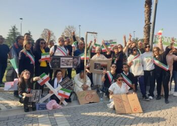 İzmir’deki İranlılar: Kahrolsun çocuk katili İslam Cumhuriyeti