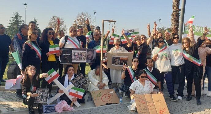 İzmir’deki İranlılar: Kahrolsun çocuk katili İslam Cumhuriyeti