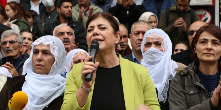 Hava saldırıları 3 kentte protesto edildi