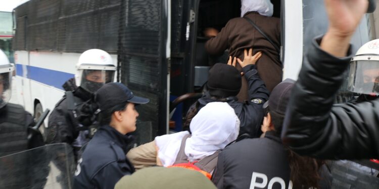 Gözaltındaki tutuklu aileleri serbest bırakıldı