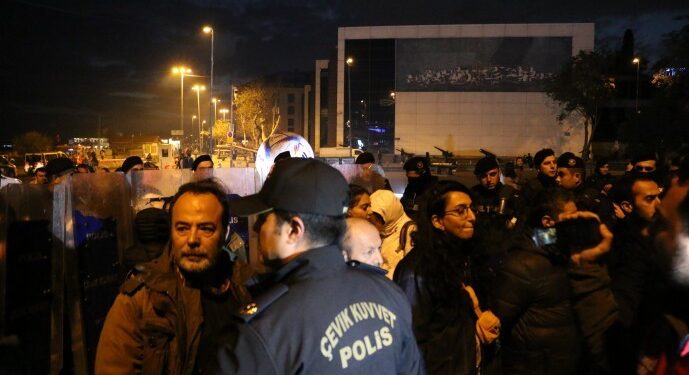 Hava saldırıları İstanbul ilçelerinde protesto edildi