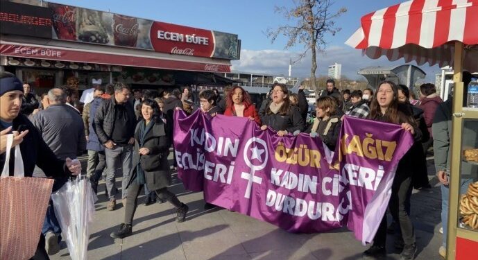 Kadıköy’de 70’i aşkın kadın gözaltına alındı