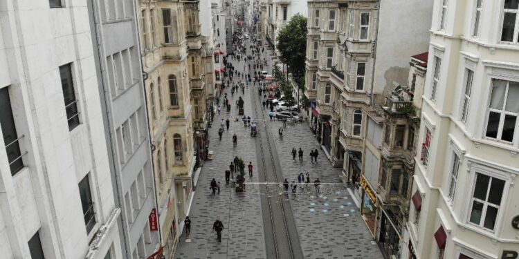 Valilik ‘saldırı’ bahanesiyle İstiklal’de kültürel etkinlikleri yasakladı