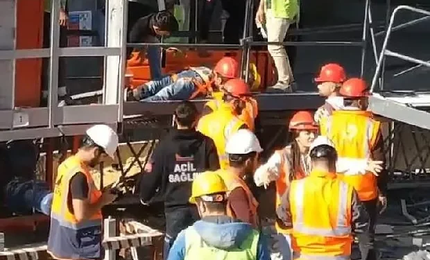 Tersane inşaatında asansör devrildi: 4 işçi yaralı