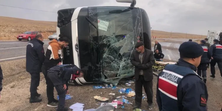 Mültecileri GGM’ye götüren otobüs devrildi: 3 ölü