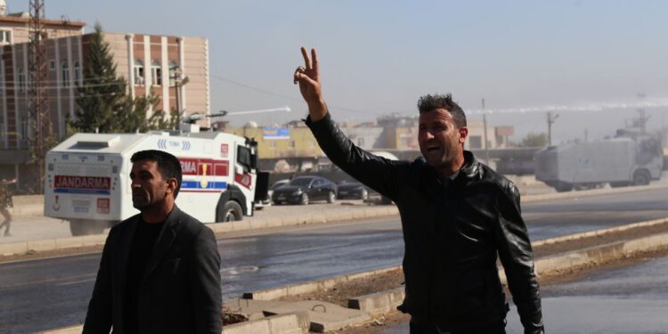 Silopi’de halk engel tanımadı: Kimyasal kullanımına karşı insanlık yürüyüşü