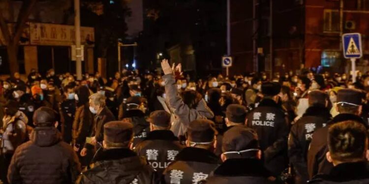 Çin’de COVİD önlemlerine karşı halk sokağa çıktı