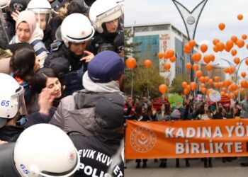 TJA’lı kadınlar darp edilirken, ‘şiddete dur diyelim’ pankartı ile yürüdüler