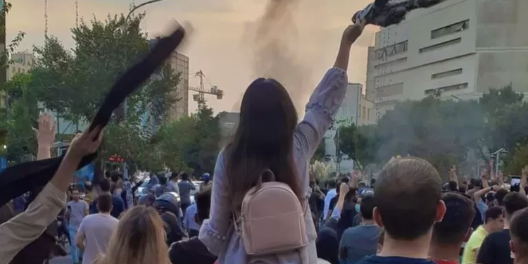 İran’da kadınlar rejimin ‘haram tabusu’nu yıkıyor