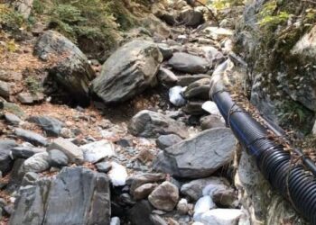 Uludağ'da su yatakları kururken, sular boru içinde su şirketlerinin tesislerine taşınıyor.