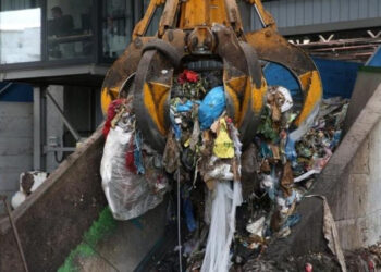 Biyokütle santralleri ile çimento, termik santraller veçöp yakma tesislerinde yakılan atıklar nedeniyle atmosfer ve yeraltı suları ile topraklar zehirleniyor.