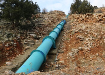 Üzerine inşa edilen bir HES nedeniyle suları azalan Göksu üzerine bir HES daha kurularak sular boru içine alınıp doğadan çalınırken, köylünün su kullanması adeta yasaklanıyor