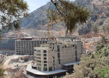 AKP desteği ile girişilen kıyı ve milli park yağması mahkeme kararlarına rağmen sürerken, Marmaris Belediyesi'de yağmanın destekçisi