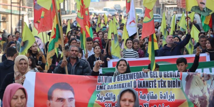 Rojava halkı tecritte karşı yürüdü