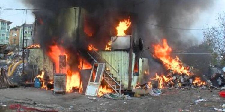 İşçilerin kaldığı konteynerde yangın