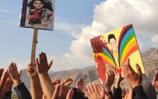 İran’da mezarlıklar eylem alanına dönüştü