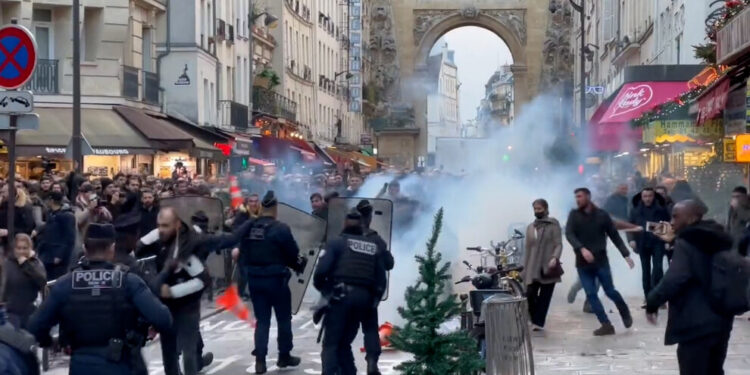 Paris saldırısı protestosuna polis saldırdı: Gözaltılar var