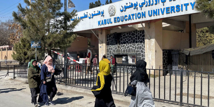 Okullarda erkek öğrenciler ve akademisyenler Taliban’ı protesto etti