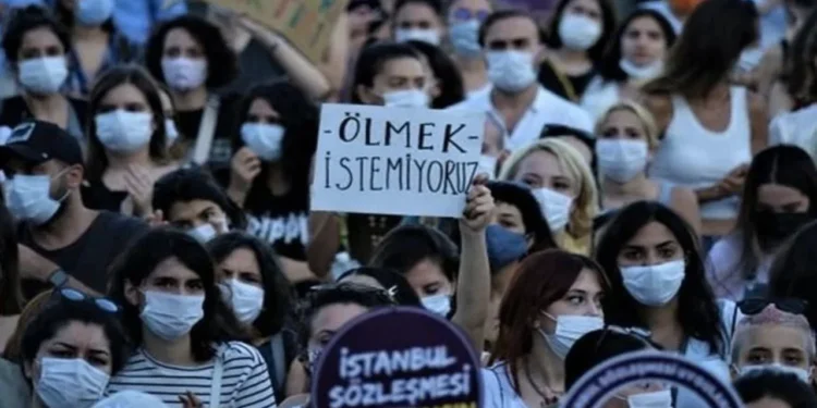 Bir kadını yol kenarında darp edip araçla katlettiler