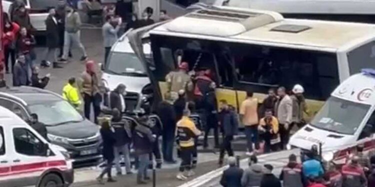 Alibeyköy’de İETT otobüsü ile tramvay çarpıştı